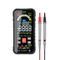 Le professionnel 9999 compte le multimètre tenu dans la main de Digital avec l'écran de couleur